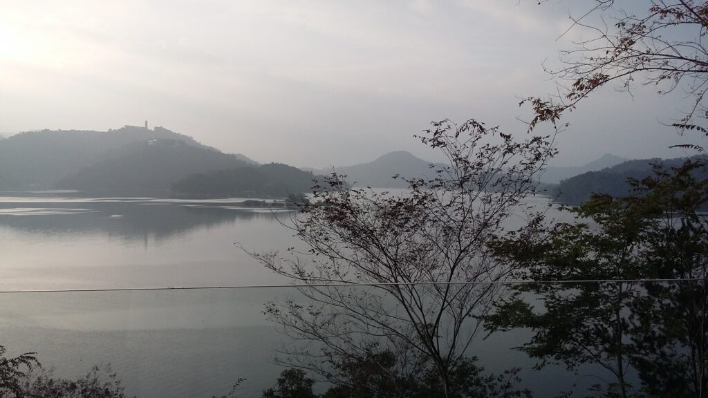 Vue sur un lac en montagne